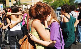 Las y los manifestantes organizaron una 'besada' de protesta. Foto: ateneinrivolta.org